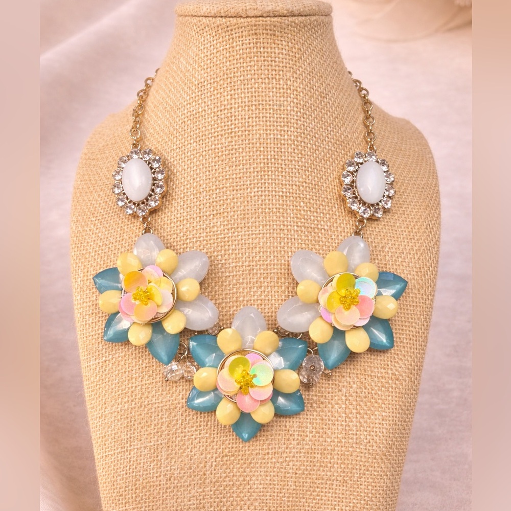 New York & Co Floral Statement Necklace NY Tag Gold Tone Rhinestone Flowers